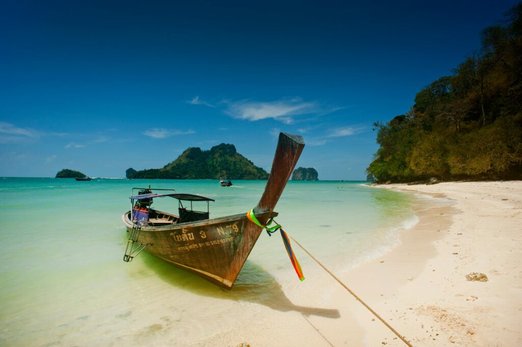 Plage de Krabi en Thaïlande, bateau typique thaïlandais